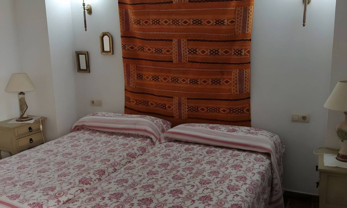 Villarrubia de Santiago Apartment | Room 'Habitación 6' with Private Garden, Wi-Fi and Air Conditioning