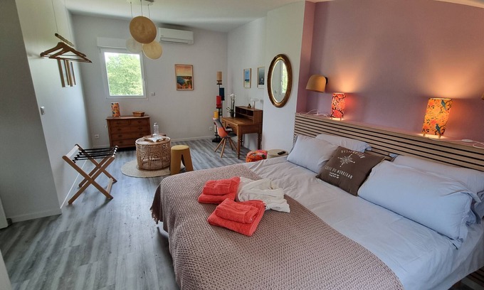 Ploeren Bed & Breakfast | Room 'Hoëdic' with shared terrace, Wi-Fi and air conditioning