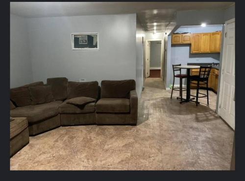 Queens House | Room in a Beach House with King Size bed in a landlord hosted three bedroom apartment