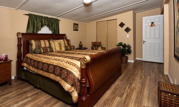 Homosassa House | Room in BB - Pleasant Days Bb Tropical Master Suite