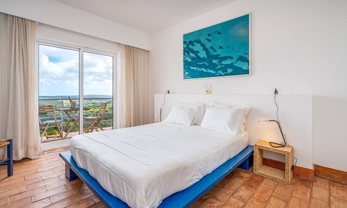 Aljezur Apartment | Room 'Junho' with Sea View, Shared Pool and Wi-Fi