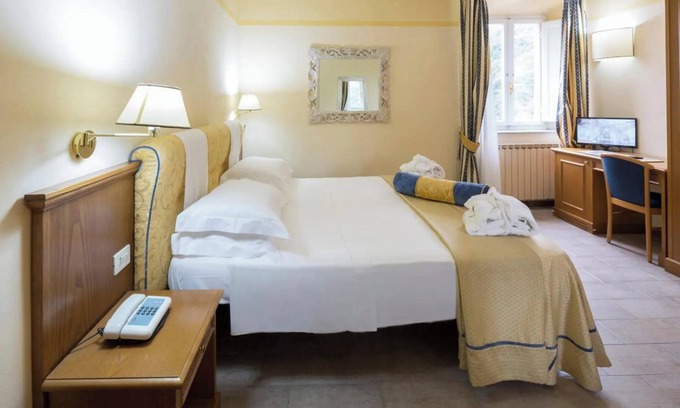 Bagni di Lucca Apartment | Room 'Matrimoniale 3' with Shared Garden, Wi-Fi and Air Conditioning
