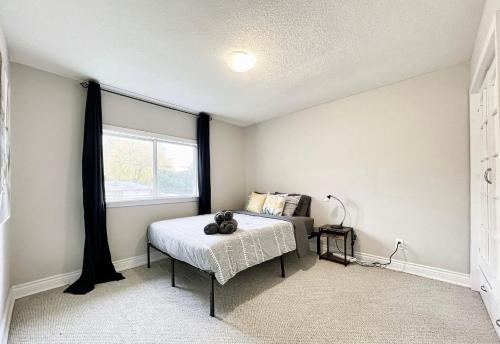 Vaughan House | ROOM NEXT TO CANADA WONDERLAND-10 mins Drive- FREE PARKING-WIFI