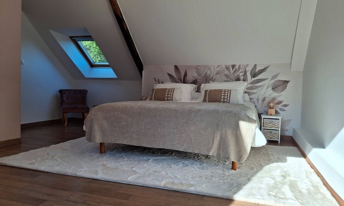 Le Vretot Apartment | Room 'Quartz Rose Et Cristal De Roche' with Shared Terrace, Shared Garden and Wi-Fi