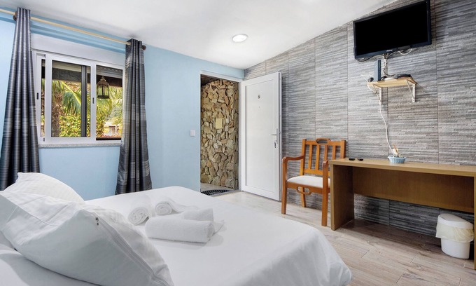 Armamar Apartment | Room 'Quarto 7 - Gojim Casa Rural' with Mountain View, Shared Pool and Wi-Fi