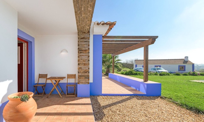 Santiago do Cacem Apartment | Room 'Quarto Suite Esteva' with Mountain View, Shared Pool and Wi-Fi