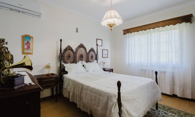 Arcos de Valdevez Apartment | Room 'Quinta Do Passal - Quarto 1' with Mountain View, Wi-Fi and Air Conditioning