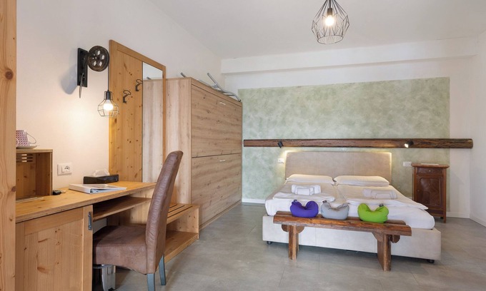 Costermano Apartment | Room 'Relais Villa Olivi Comfort Laura' with Lake View, Wi-Fi and Air Conditioning