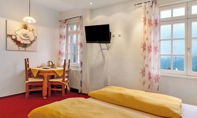 Forbach Apartment | Room 'Schwarzwald 2' with Shared Terrace, Shared Garden and Wi-Fi