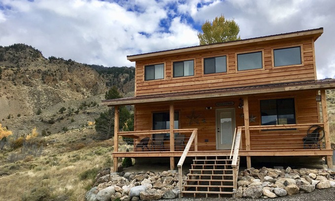 Gardiner Cabin | Room to explore! 13acre horse ranch overlooking YNP 5mins to hot springs & park!