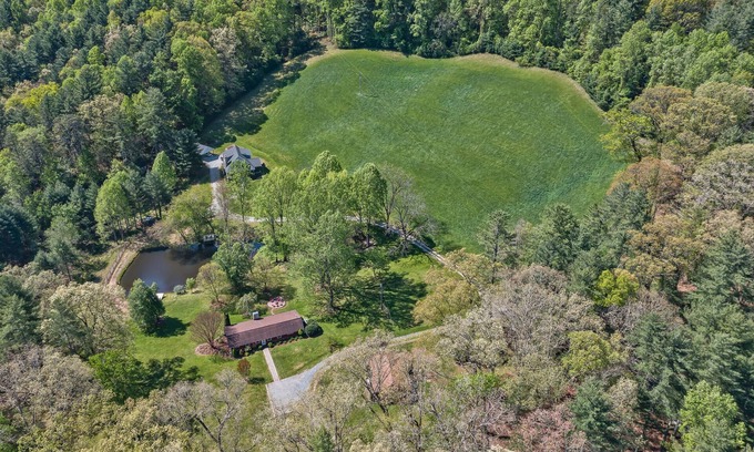 Horse Shoe House | Room to Roam | Delightful Country Farmhouse |Fireplace, Firepit & Fishing Pond