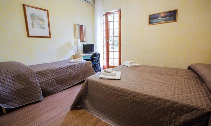 Ronchi Apartment | Room 'Tripla' with Shared Garden, Wi-Fi and Air Conditioning