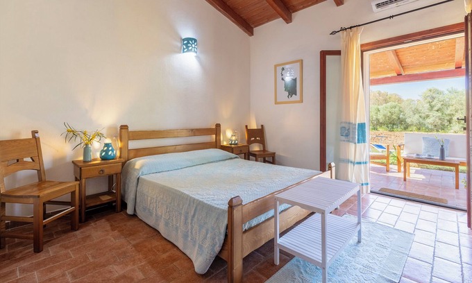 Santa Maria La Palma Apartment | Room 'Tripla' with Private Terrace, Wi-Fi and Air Conditioning