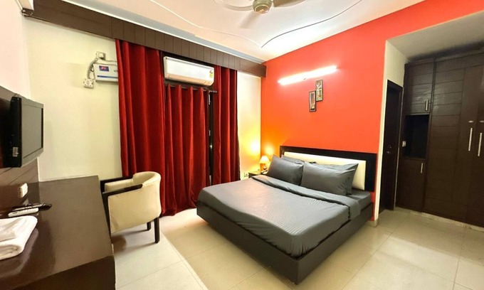 Gurugram Apartment | Room with attach washroom near golf course road