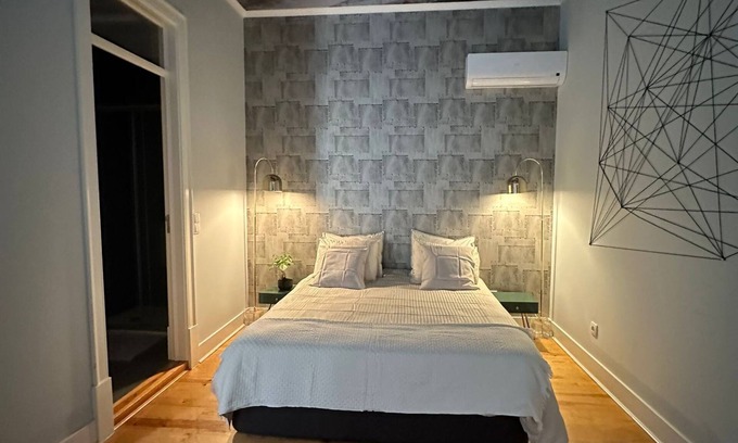 Santa Maria Maior Cabin | Room with private bathroom in the center of Lisbon.