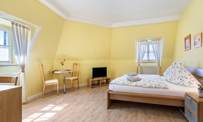 Meissen Apartment | Room 'Zimmer 'Sonnengruß' with Wi-Fi