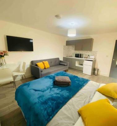 Peterborough Apartment | Roomello luxury City Studios