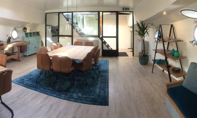 Stadsdriehoek Boat Rental | Rooms on Water, a beautiful holidayhouse on the water in the center of Rotterdam