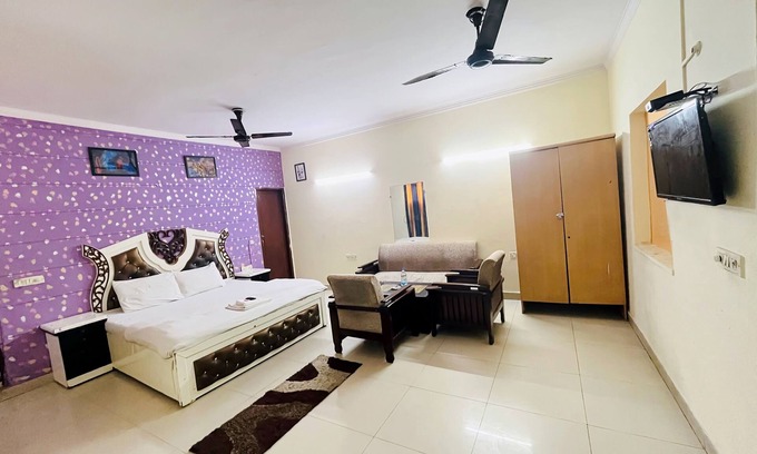 South Extension Hotel | Roomshala 167 Hotel Red South Ex