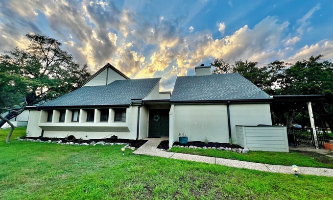 Lakeway House | Roomy 3bed/2bath by Lake Travis with community pool, pets welcome!