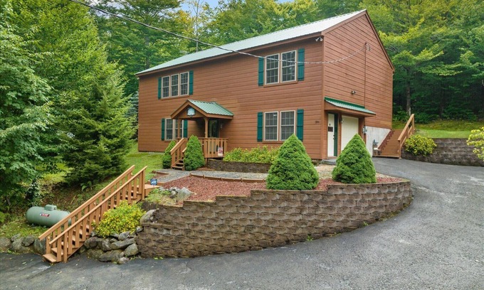 Old Forge Cabin | Roomy 3BR Cabin, easy access to snowmobile trail 4 & Hollywood Hills beach/boat