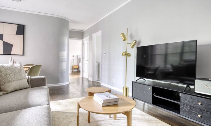 Evanston Apartment | Roomy Evanston 2BR w/ W/D, 1 mile to Northwestern campus, by Blueground