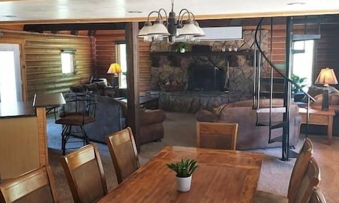 Saddlestring Cabin | Roosevelt Suite, The Roosevelt Suite at the Lodge