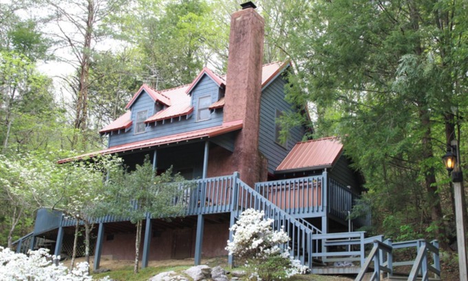 Townsend Cabin | Rooster's Perch Cabin at Country Manor Acres in Townsend, TN