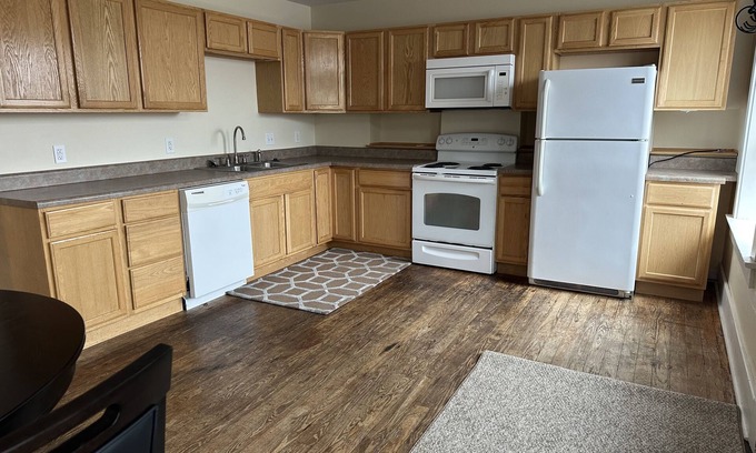 Hannibal Apartment | Roosters Crow 1 Bedroom