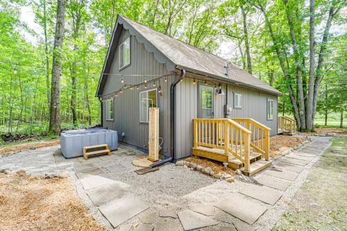 Higgins Lake House | Roscommon Chalet with Hot Tub Near Higgins Lake!