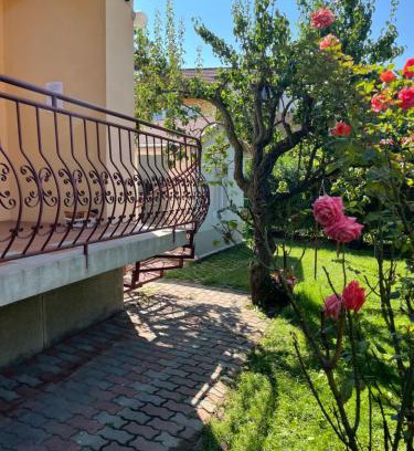 Alsorakos Apartment | Rose Apartment with Garden & free parking