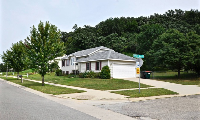 Glendale House | Rose House-Spacious 4 Bdrm- 2 bath house -4 Miles from Mayo Clinic-St.Mary's