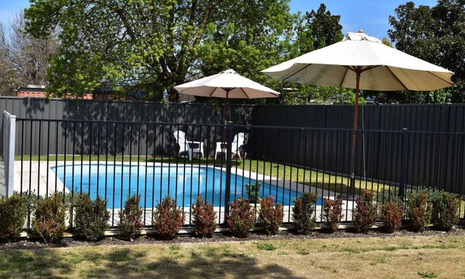 Yarrawonga House | Rose on Thorn Perfect for Golfers and Families