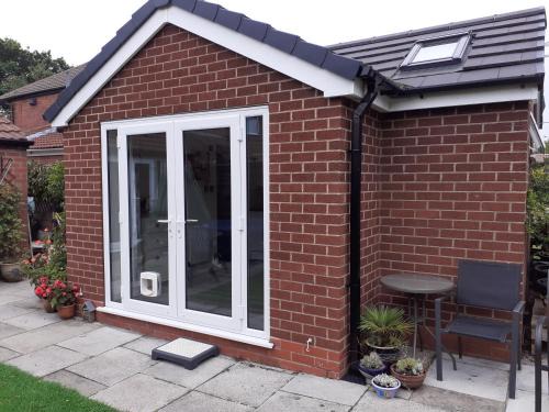 Trafford Apartment | Rose View - Modern detached bungalow