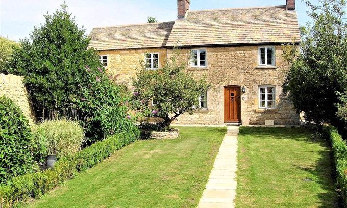 Stow-on-the-Wold Cottage | Roseleigh Cottage in the heart of Stow-on-the-Wold with parking for 2 cars.