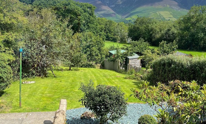 Portinscale Cottage | Roslin - a cottage that sleeps 4 guests in 2 bedrooms