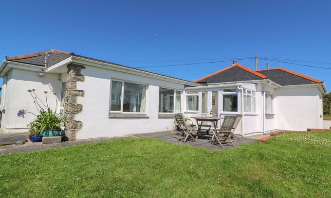 St. Levan House | ROSPLETHA BUNGALOW, pet friendly, country holiday cottage in Treen