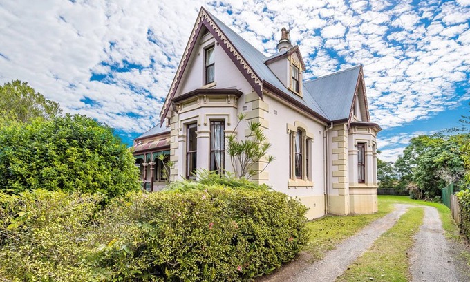Grafton Villa | Rosslyn, 1889 heritage home with 5 Bedrooms and authentic furnishings