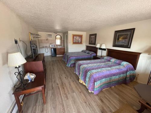 Fox Farm-College Hotel | Round-Up Motel