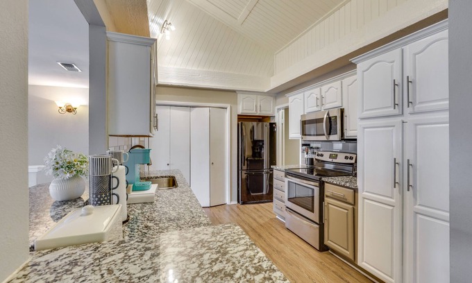 Rowlett House | Rowlett Home w/ Hot Tub & On-Site Lake Access!