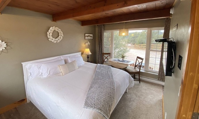 Hot Springs Cabin | Rowynn's Retreat is a cozy quiet cabin