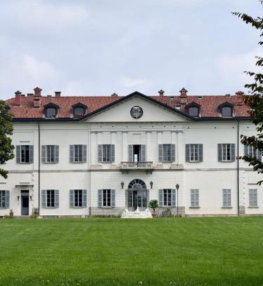 Fino Mornasco Apartment | Royal House