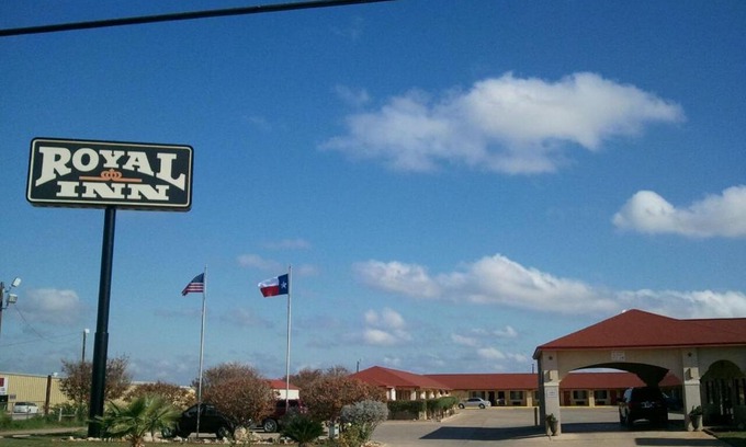 Pearsall Hotel | Royal Inn Pearsall