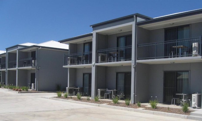 Miles Hotel | Royal Motel Miles
