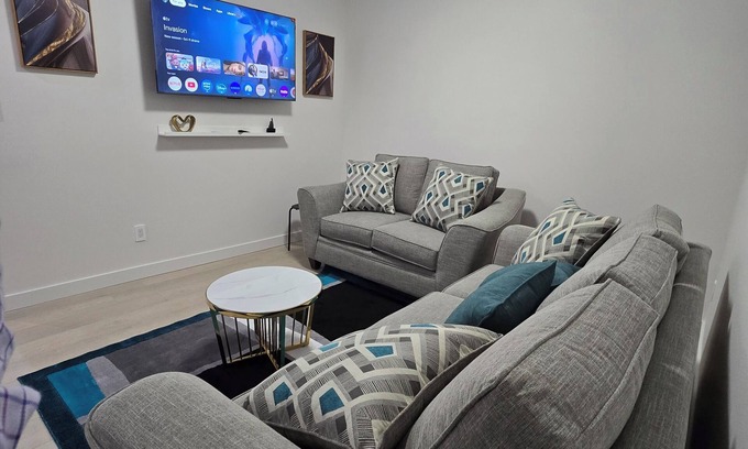 Southwest Edmonton House | Royal Palace-3Bedrooms Basement Guest Suite Near Airport