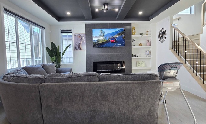 Southwest Edmonton House | Royal Palace-Luxurious Guest Lodge Near Airport