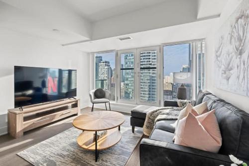 Bay Cloverhill House | Royal Retreat 1B Condo in Downtown Toronto Yorkville