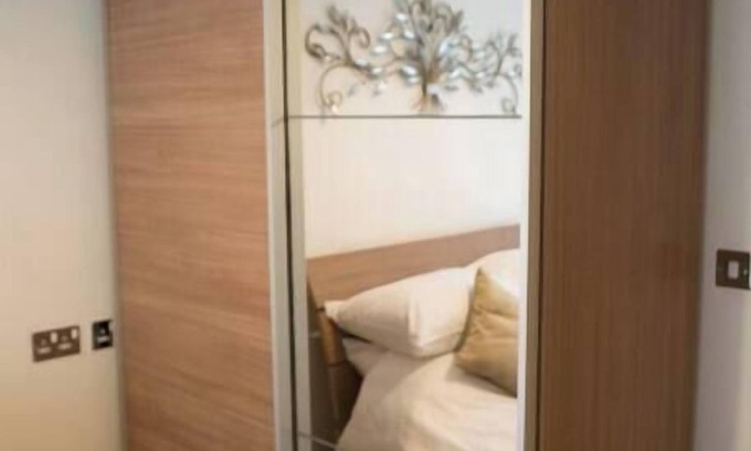 Bon-y-maen Apartment | Royal Sovereign with Parking