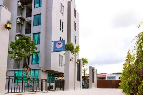 Bang Na Hotel | RQ Bangkok Sukhumvit 107 by Collection O