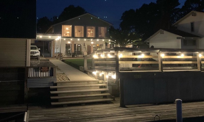 Oscar House | Rubies on the River- large yard, private pier, great for couples and families